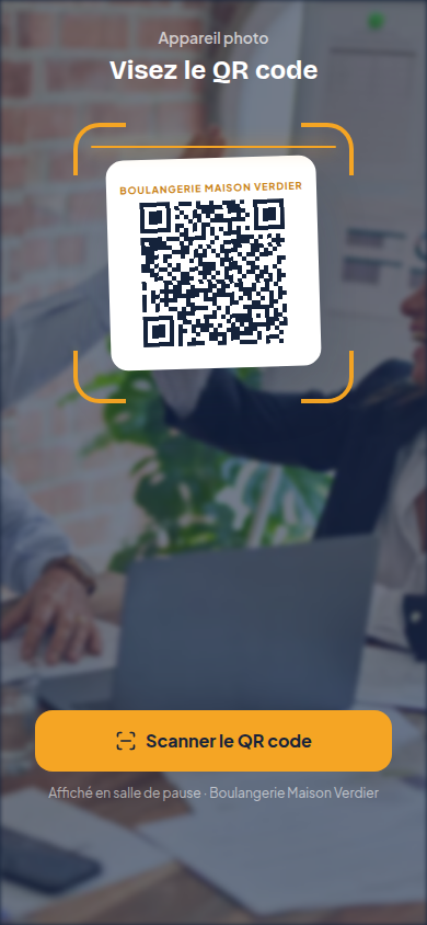 Le salarié scanne le QR code affiché en salle de pause